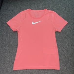 Nike T-shirt - Jättegullig rosa Nike tränings T-shirt💗Aldrig använd, säljs då den inte passar mig. S barnstorlek. Ordinarie pris 349kr.💕