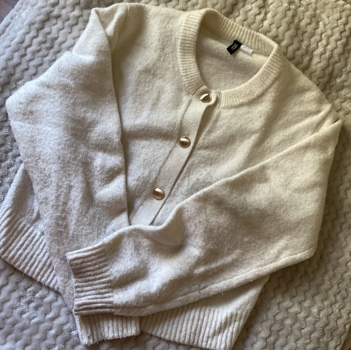 Beige/vit kofta med guldknappar från H&M