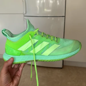 Adidas sneakers - Använd ett par gånger, nypris runt 1600kr, tyvärr passade dom inte, så nu säljer jag dom.