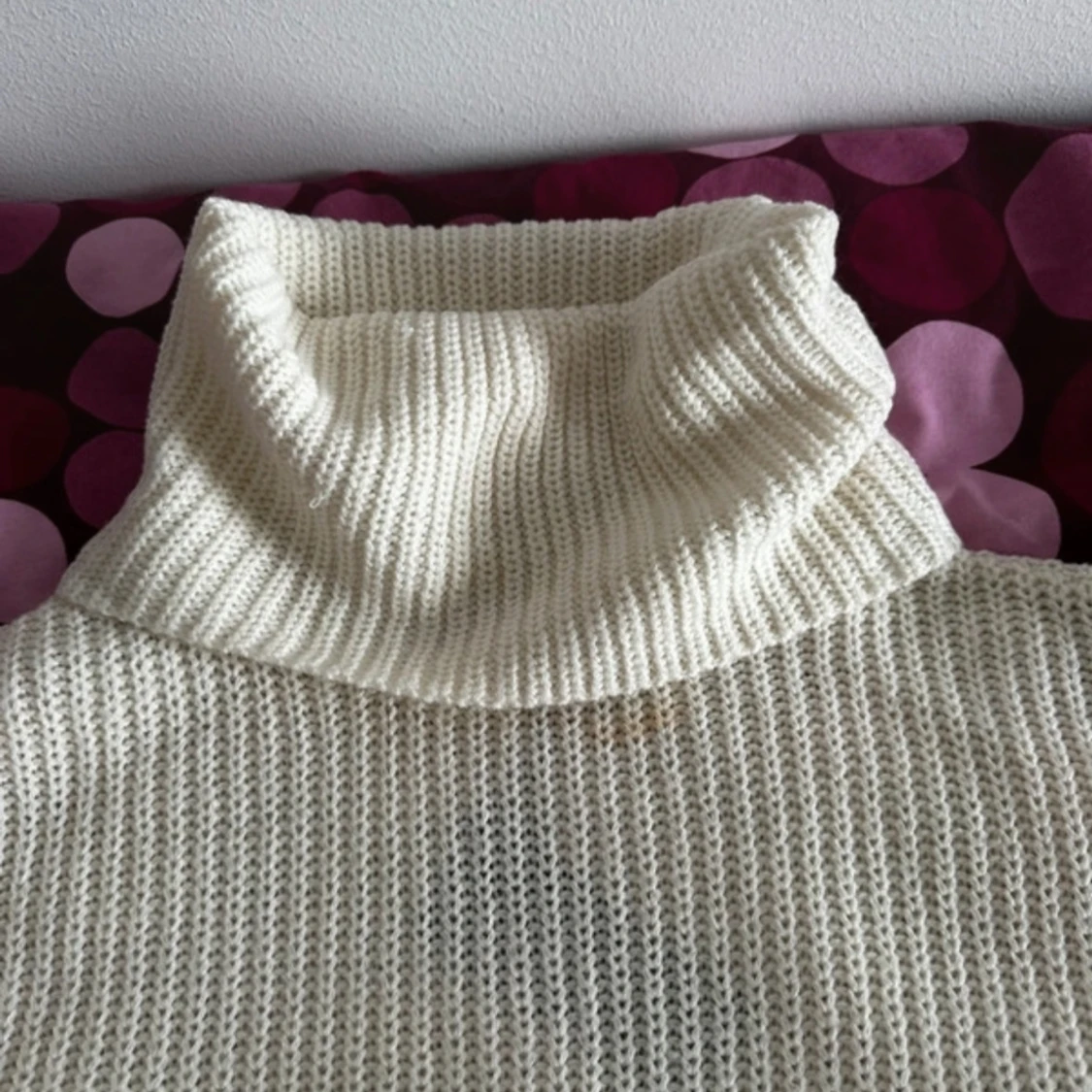 Vit stickad polotröja med ribbad struktur - 2