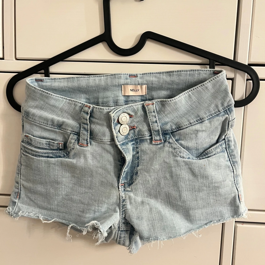 Ljusblå jeansshorts från Nelly