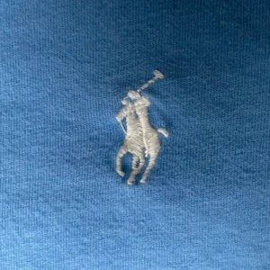 Ralph Lauren T-shirt - Säljer den pga att jag har tröttnat på färgen och rensar garderoben! Däremot en tvär fet tröja till sommaren!