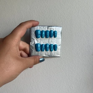 Press On Nails || Oceans Calling || Size XS - Gulliga blåa lösnaglar med en magnetisk effekt i form av vågor och hav. Storlek XS. Det du får med dig : * Fil och manikyr pinne * nagellim klistermärken * 2 lappar av rengöring för naglar.