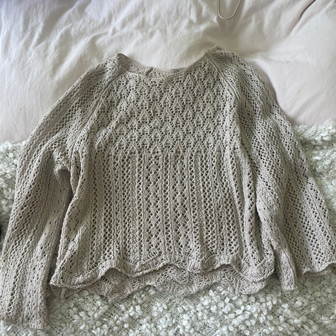 Beige stickad tröja med vida ärmar - 1