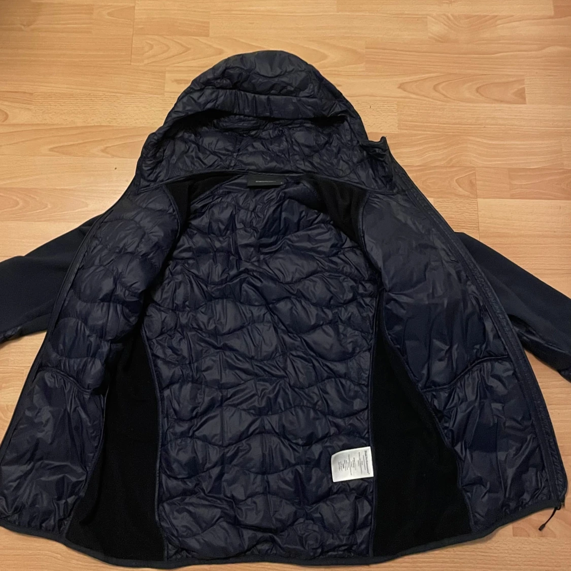 Mörkblå Peak Performance pufferjacka - 1