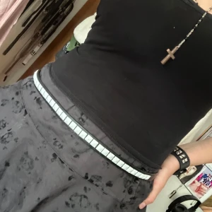 Studded black and white belt  - 90cm lång. Några defekter på baksidan vid hålen. 