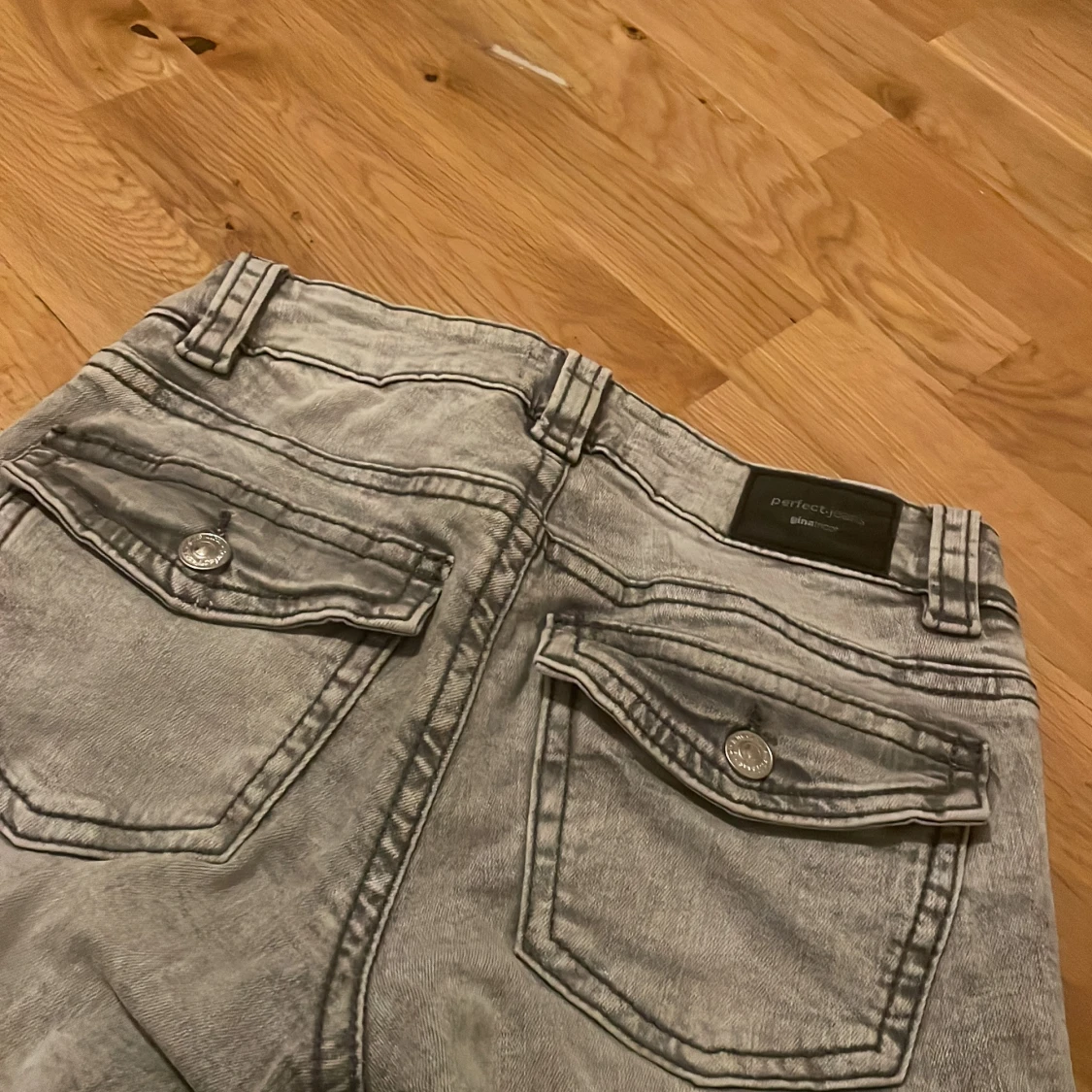 Grå bootcut jeans från Perfect Jeans - 3