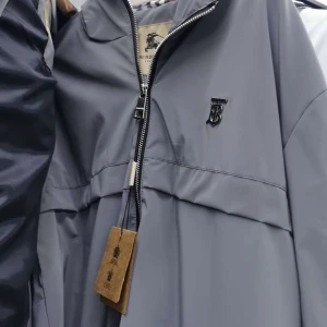 Grå vindjacka från Burberry - OM NI BOR I STOCLHOLM SÅ MÖTTS VI HELST UPP.Pris går att diskuteras.Snygg grå vindjacka från Burberry med dragkedja framtill och diskret logga på bröstet. Jackan har en stilren design och är perfekt för dig som gillar klassiska streetwear-vibbar. Materialet är lätt och känns skönt att bära under blåsiga dagar.