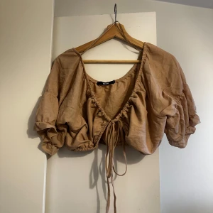 Toppar (paket) - Tre toppar från Bikbok, passar dessa sommartider, alla är använda en gång och är i ett gott skick!