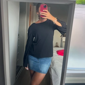 Svart blus  - Tror den är från only!