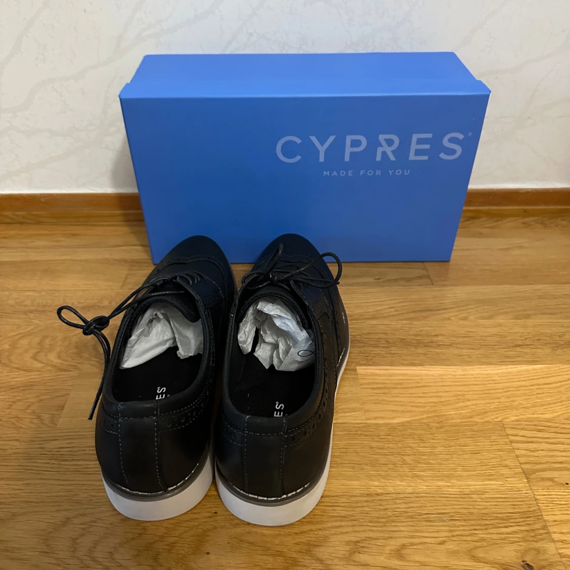 Svarta skor från Cypres med vit sula - 1