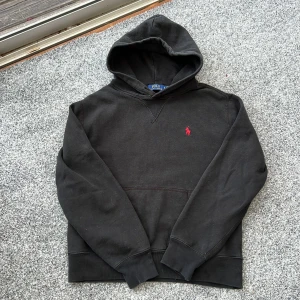 Ralph lauren hoodie - Riktigt snygg ralph lauren hoodie! | size: S | skick: 8/10 | Passar för dig som är mellan 170-175 📐 | tveka inte på att höra av dig! 🤩