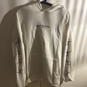 Vit grafisk hoodie med tryck  - Vit hoodie med coola tryck i storlek S men sitter som en M med relaxed fit, använts ca 2 gånger. 