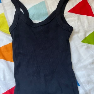 Svart ribbad linnetopp - Ny