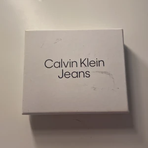 Svart plånbok från Calvin Klein - En svart plånbok köpte den men aldrig använt den är i fin skick och helt ny finns i Göteborg 