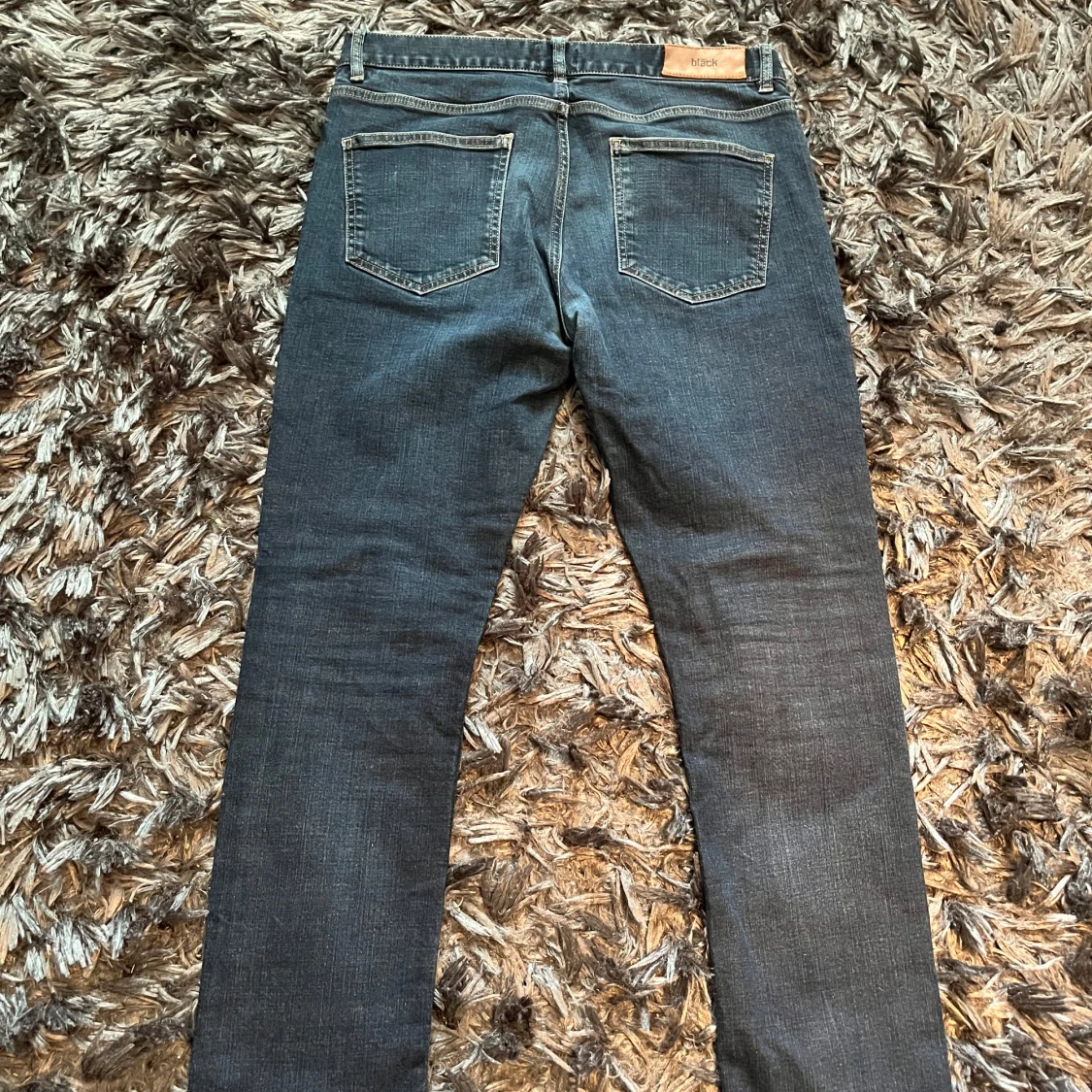 Mörkblå jeans från Bläck - 1