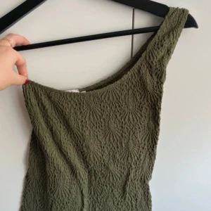 Oneshoulder top - En oneshoulder topp i en snygg grön färg! Storlek S