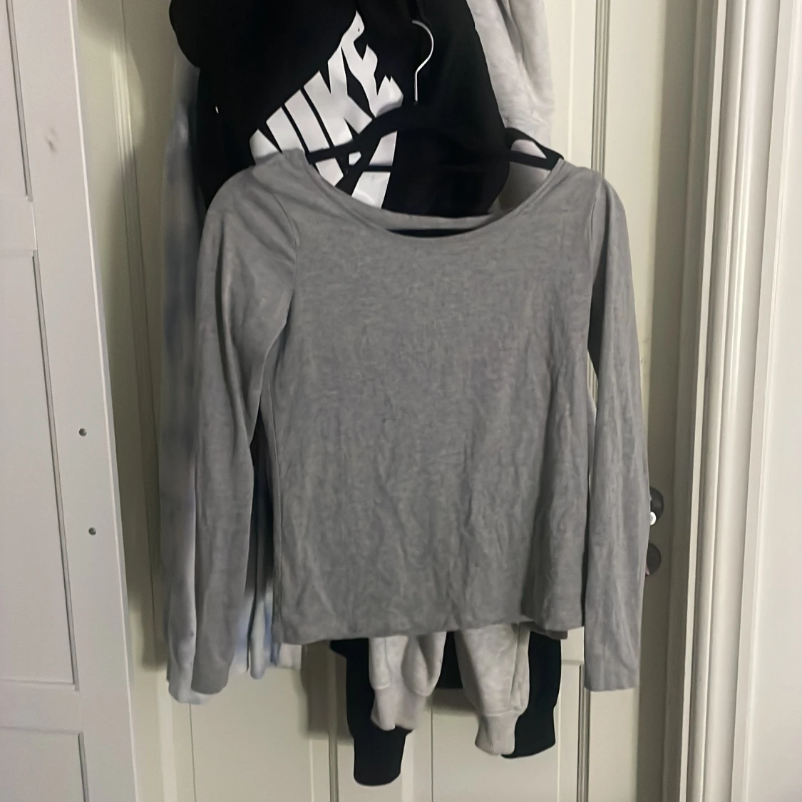 Grå långärmad basic tröja