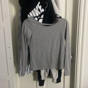 Grå långärmad basic tröja - Enkel och stilren grå långärmad tröja med rund halsringning. Perfekt som basplagg och lätt att matcha med andra kläder. Mjuk och tunn i materialet, passar bra till lager-på-lager-stil.