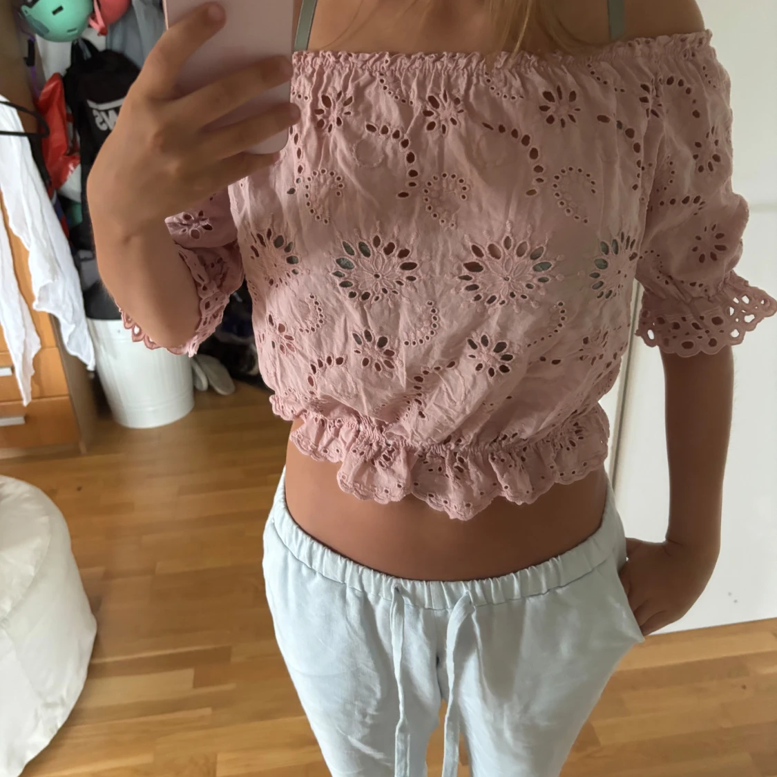 Rosa broderad croppad blus från Stajl - 1