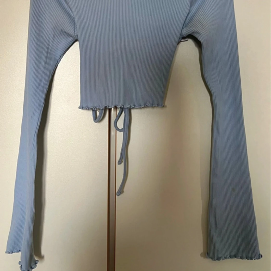 Blå croppad topp med snörning NA-KD - 1