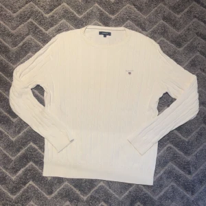 Stickad Gant tröja vit  - Svin skön stickat tröja ifrån gant som är ren och stilig 