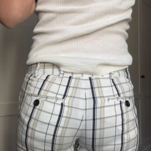 Rutiga kostymbyxor från Zara Basic XS - Snygga kostymbyxor från Zara Basic i vitt med rutigt mönster i beige och svart. SÅÅÅ fina🥹🥹🌸🙏🙏