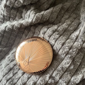 Charlotte Tilbury bronzer i guldig dosa - Snygg bronzer från Charlotte Tilbury i en lyxig, guldig dosa med spegel. Pressat puder i en varm, naturlig brun nyans som inte riktigt passar mig. Produkten är något använd men inte mycket💕
