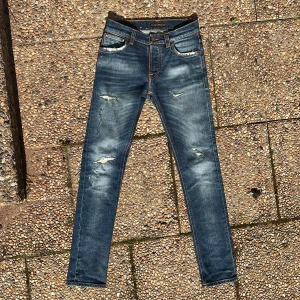 Nudie Jeans Grim Tim  - Tja säljer nu ett par Nudie jeans i modellen grim tim i storlek W28 för endast 599kr! Jeansen har snygga slitningar och är nästan helt oanvända. Pris är ej hugget i sten, hör av er i dm vid funderingar 🙌