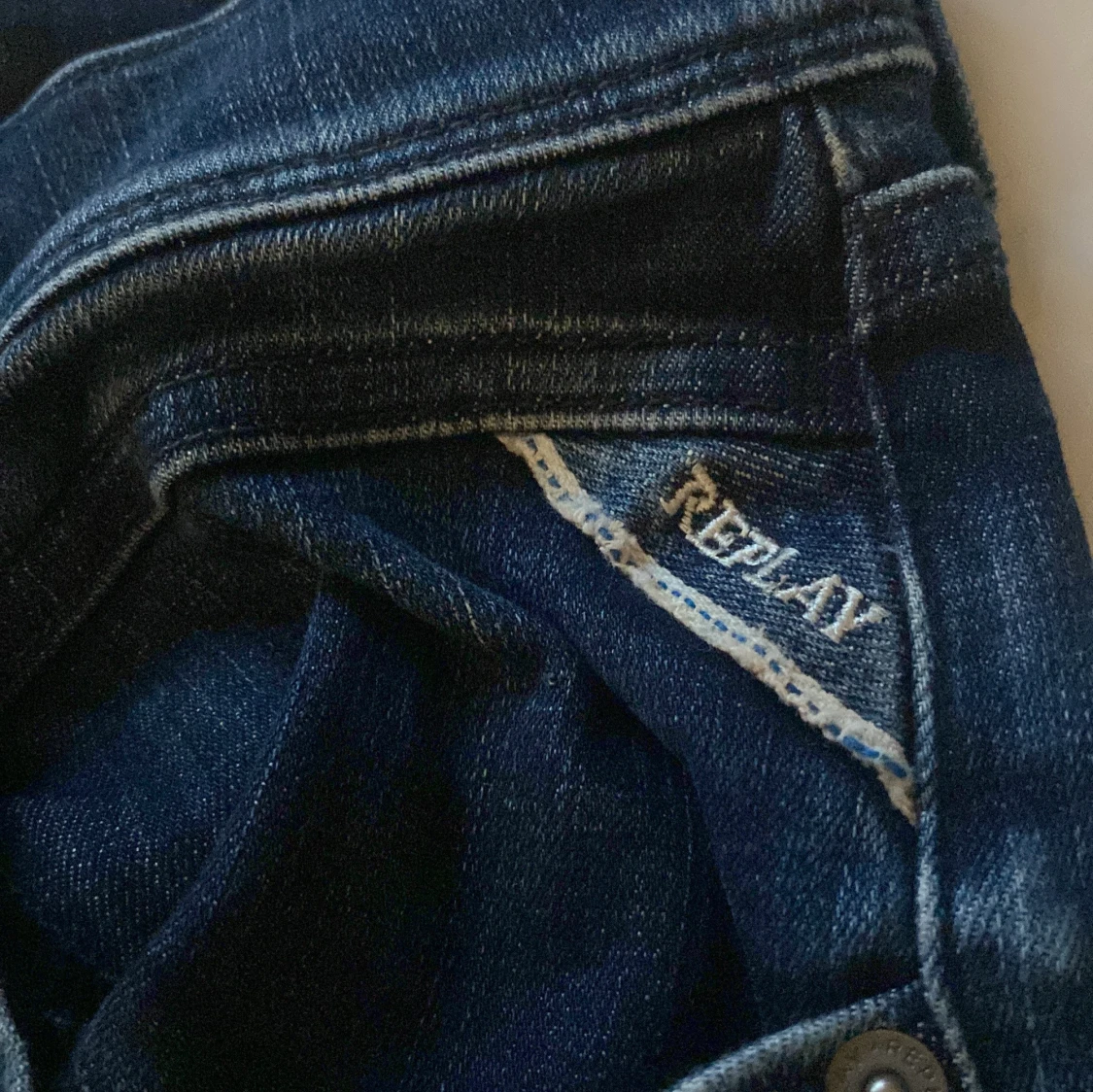 Mörkblå jeans från Replay - 2