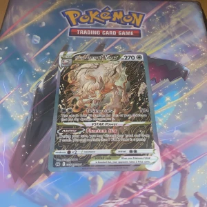 Pokémon kort: Hisuian Zoroark VSTAR - Samlarpärmen innehåller en exklusiv Hisuian Zoroark VSTAR-kort med coolt, detaljerat motiv. Perfekt för Pokémon-fans som vill utöka sin samling eller spela med vänner. Kortet har unika attacker och förmågor som gör spelet extra spännande.