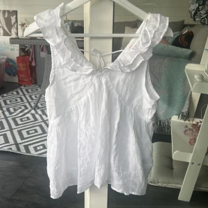 Vit blus Gina Young 170 - En fin vit blus från Gina Young. En fin volang detalj samt en rosett. Blusen är aldrig använd! Pris kan diskuteras.