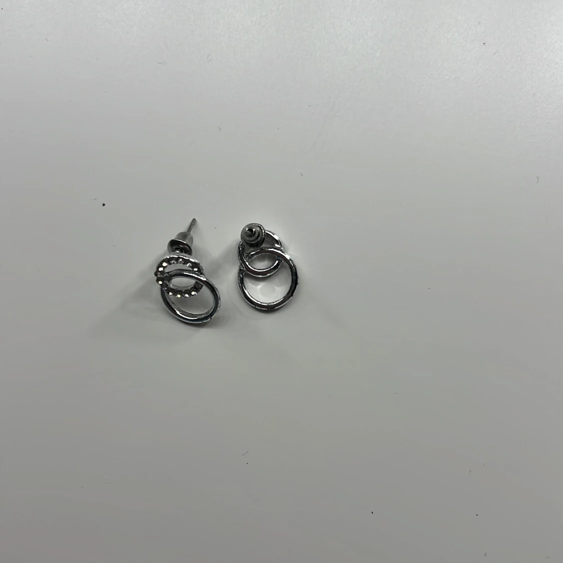 Silvriga örhängen med dubbla ringar