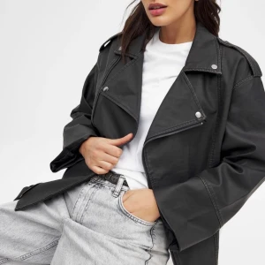 Oversized svart skinnjacka - Säljer denna as snygga skinn jacka från NA-KD. Endast använd vid ett tillfälle och inga defekter. Köp för 1299kr 