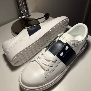 Valentino skor - Snygga vita sneakers från Valentino Garavani.
