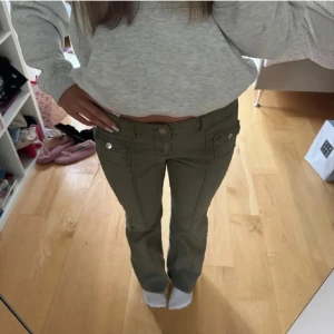 gröna hm jeans - så snygga och trendiga uppsydda men annars inga defekter ❤️