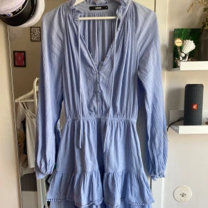 Klänning - Super skön och fin ljusblå långärmad klänning från BikBok. Köpt för 500 kr och endast använd en gång. Inga defekter alls!