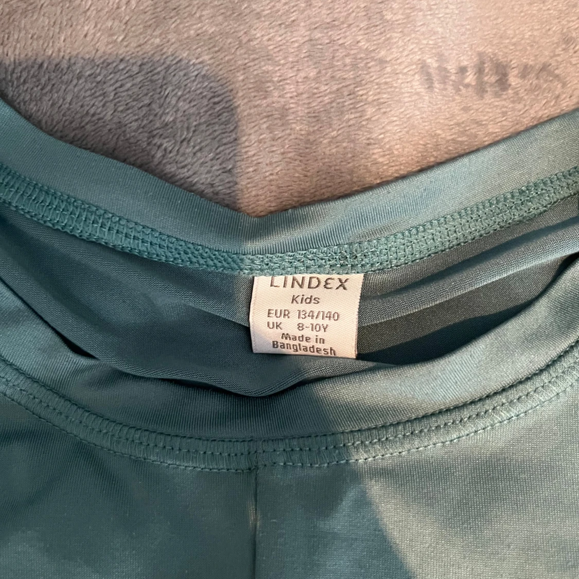 Grön t-shirt med twist från Lindex - 2