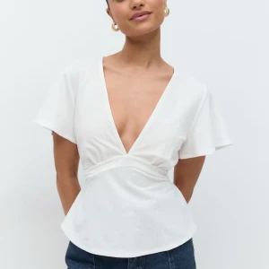 Vit topp med knyt från Gina Tricot - Supersnygg vit knyttopp från Gina Tricot med djup v-ringning och korta ärmar. Passar perfekt till sommaren, knappt använd och i storlek xs🥰