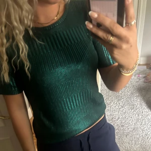 Grön glittrig topp från Freequent - Festtopp passar S-M❤️