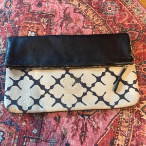 Dataväska från Malene birgir  - En skit snygg Malene birgir data väska Lädret är lite små skadat men ändå fin Orginal pris är ca 1300kr  Bred=38,5cm Höjd= ca 24cm Skriv om du har frågor 💕