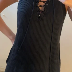 Topp bikbok - Svart topp från bikbok med snörning och slits vid sidorna. Stl S. Finns även i grön stl XS. En för 40 kr eller båda för 70 kr.