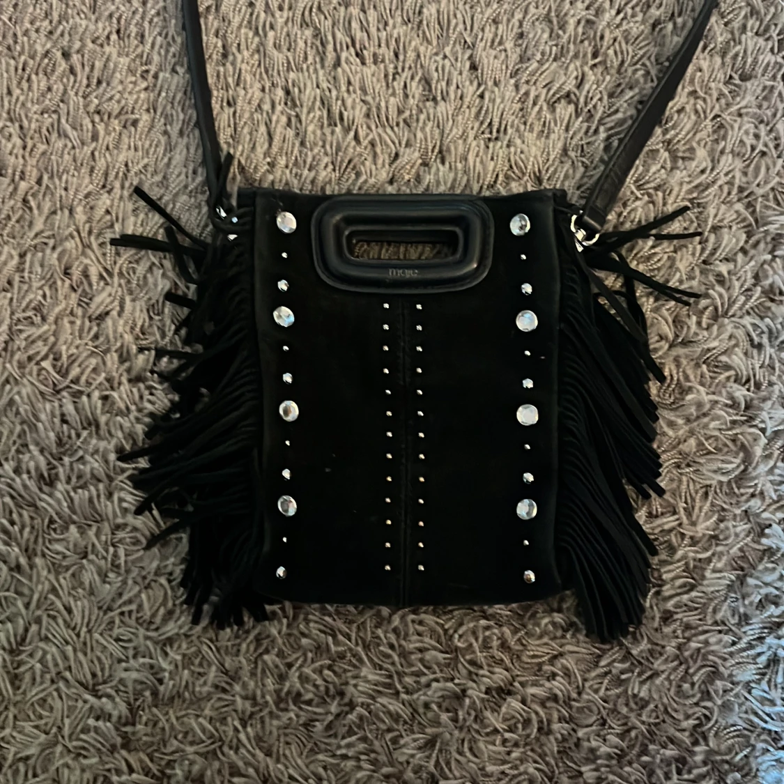 Svart mocka axelväska med fransar från Maje