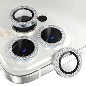 Kamera smycke med glittriga stenar - Snyggt smycke till mobil kameran. Smycket har  glittriga stenar runt hela ringen. Perfekt accessoar för att lyfta din look på mobilen med lite extra bling!