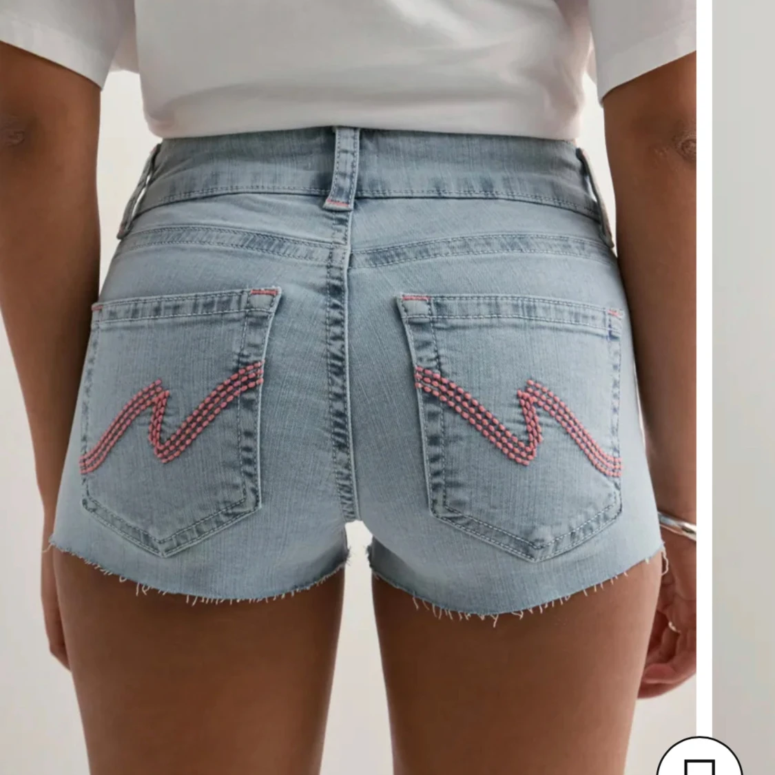 Ljusblå jeansshorts med broderi - 2