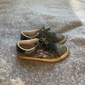 Skor glittriga - Snygga glittriga svarta/mörkgröna skor från Le temps de cerises🫶🏻