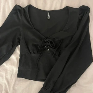 Svart blus med knyte - Svart blus med knyte