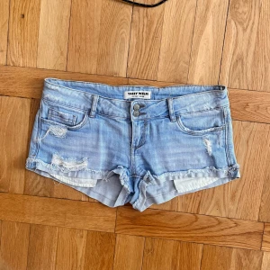 Ljusblå Lågmidjade jeansshorts - Supersöta shorts från tally weijl, storlek 38 och midjan är 40cm bred rakt över😊💞 Fråga om du undrar ngt annat💞