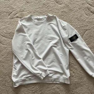 Vit sweatshirt från Stone Island - Jag ska sälja min vita stone island tröja för den har blivit för liten, undrar om nån är intresserad isåfall kontakta DM. Den är i storlek L och jag vill ha 400 kr för den 