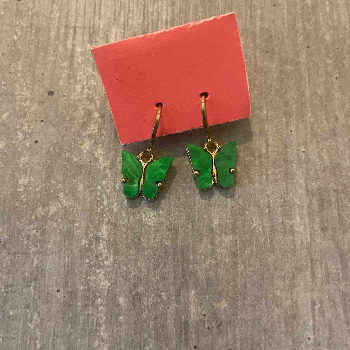 Gröna fjärilsörhängen i guldton